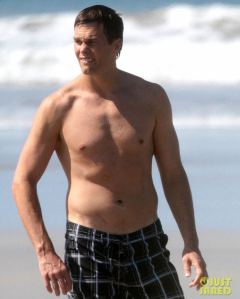 tom-brady-goes-shirtless-for-costa-rica-beach-stroll-02